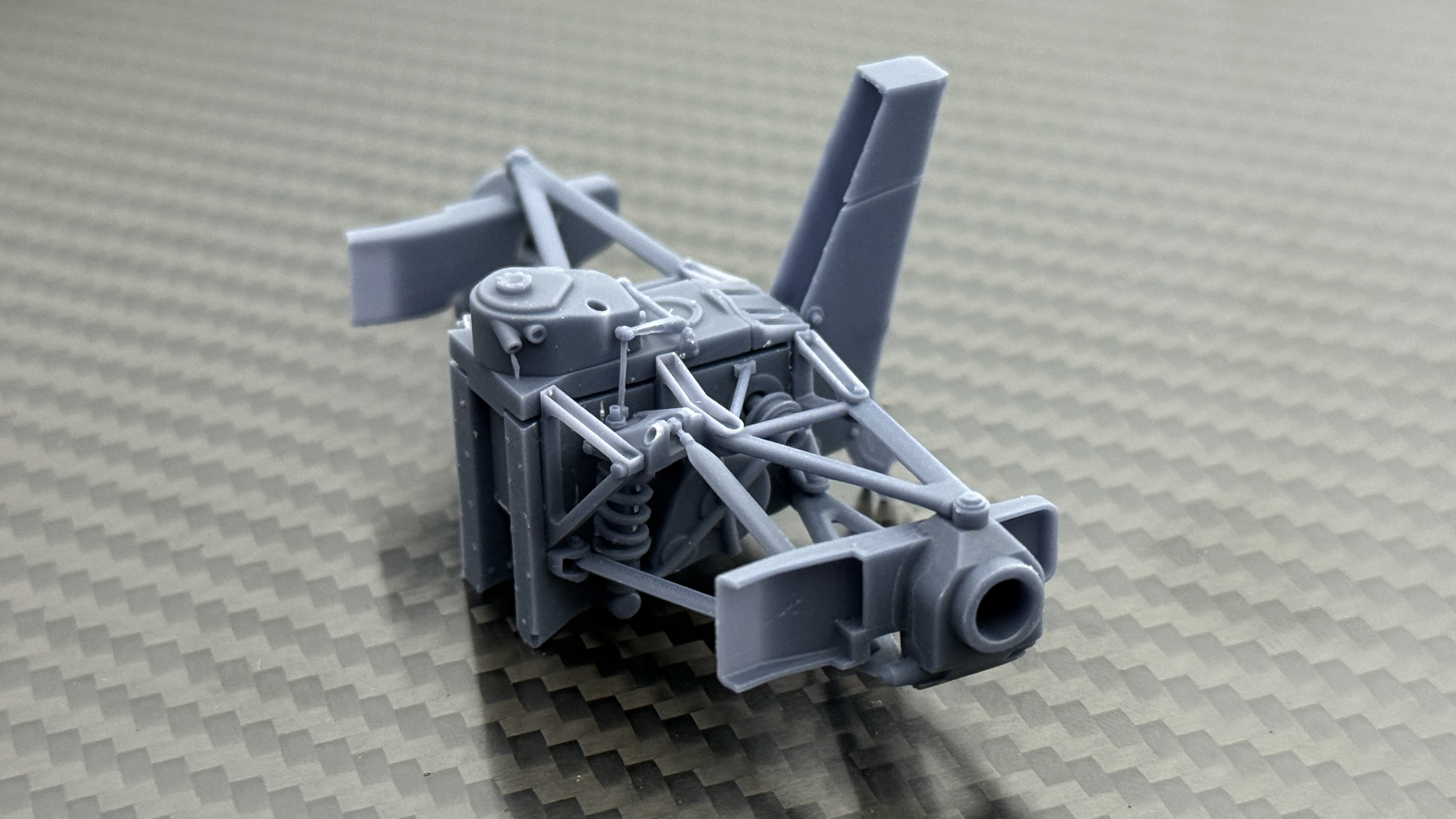 ギアボックス周辺の肉抜き等でシャープに。