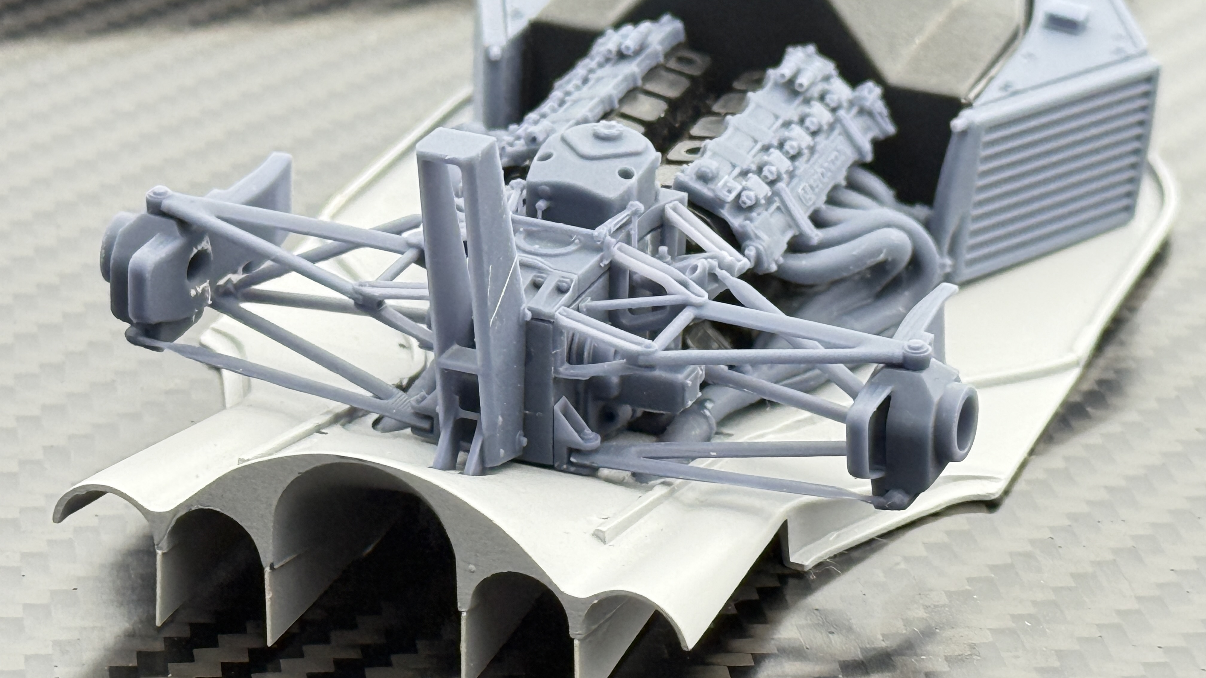 ギアボックス周辺の肉抜き等でシャープに。