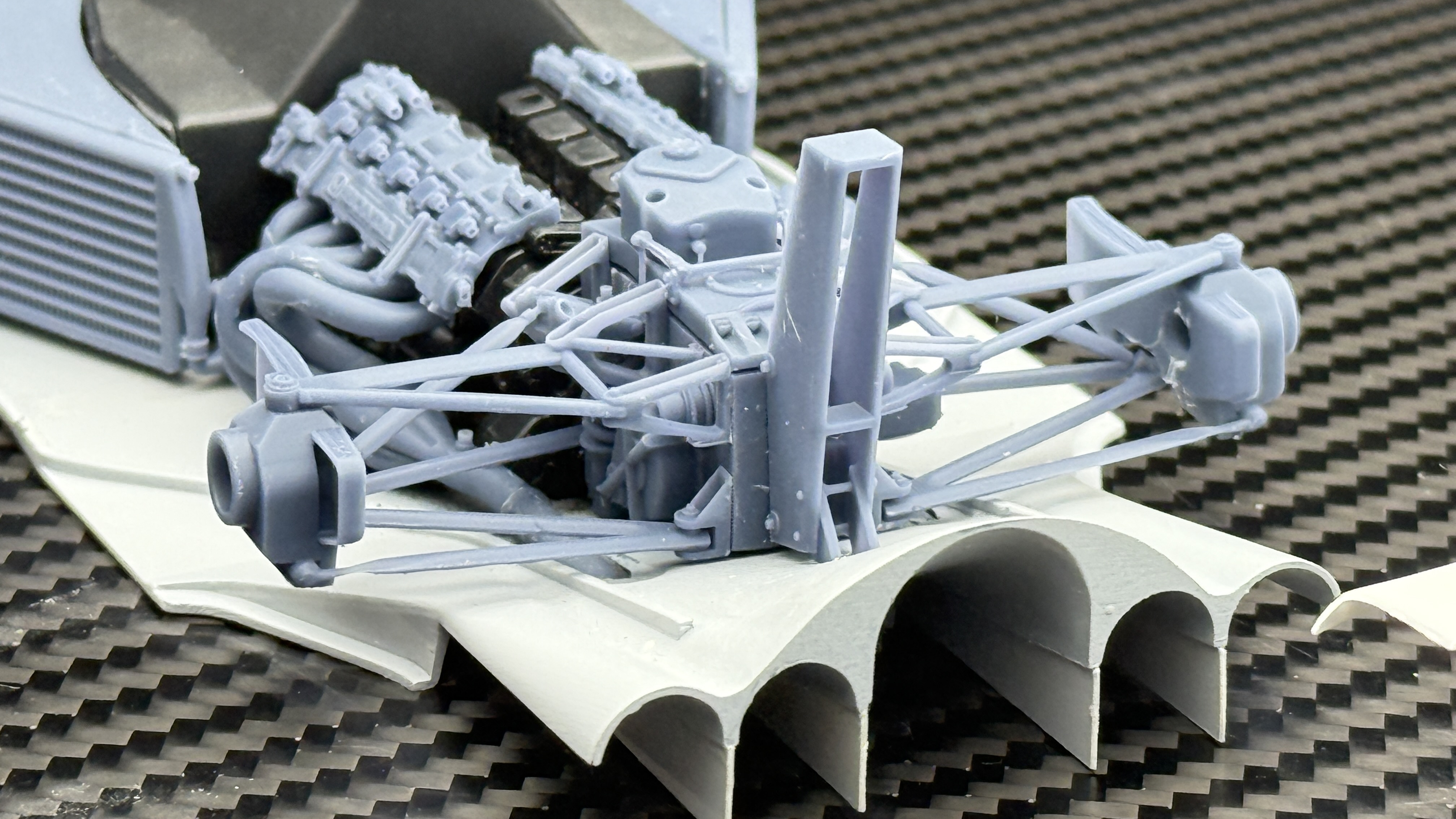 ギアボックス周辺の肉抜き等でシャープに。