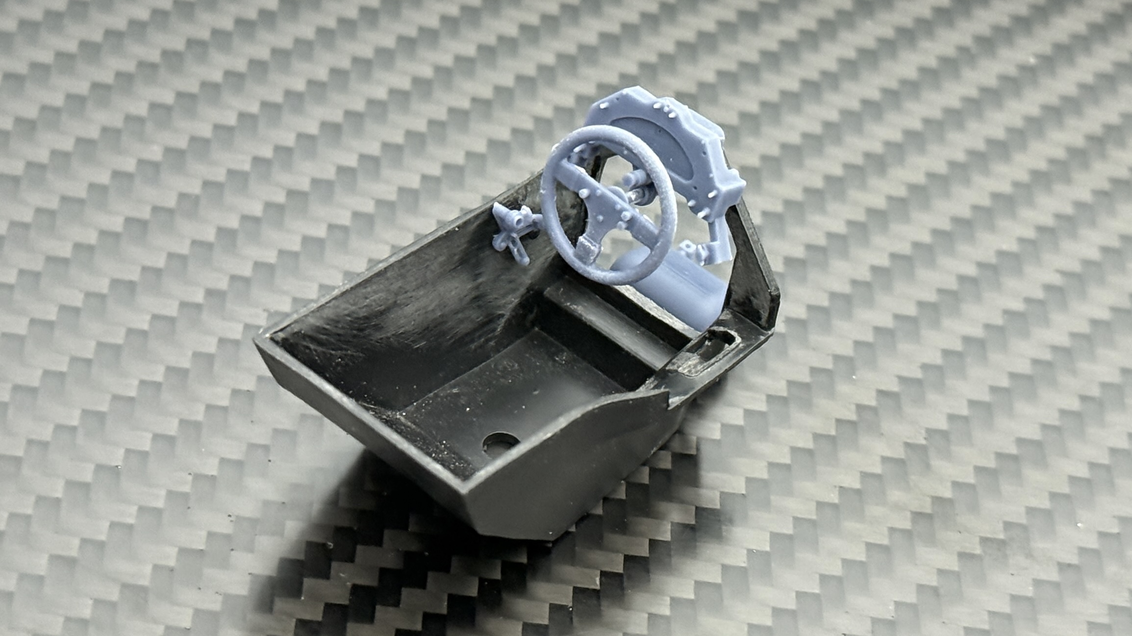 ギアボックス周辺の肉抜き等でシャープに。