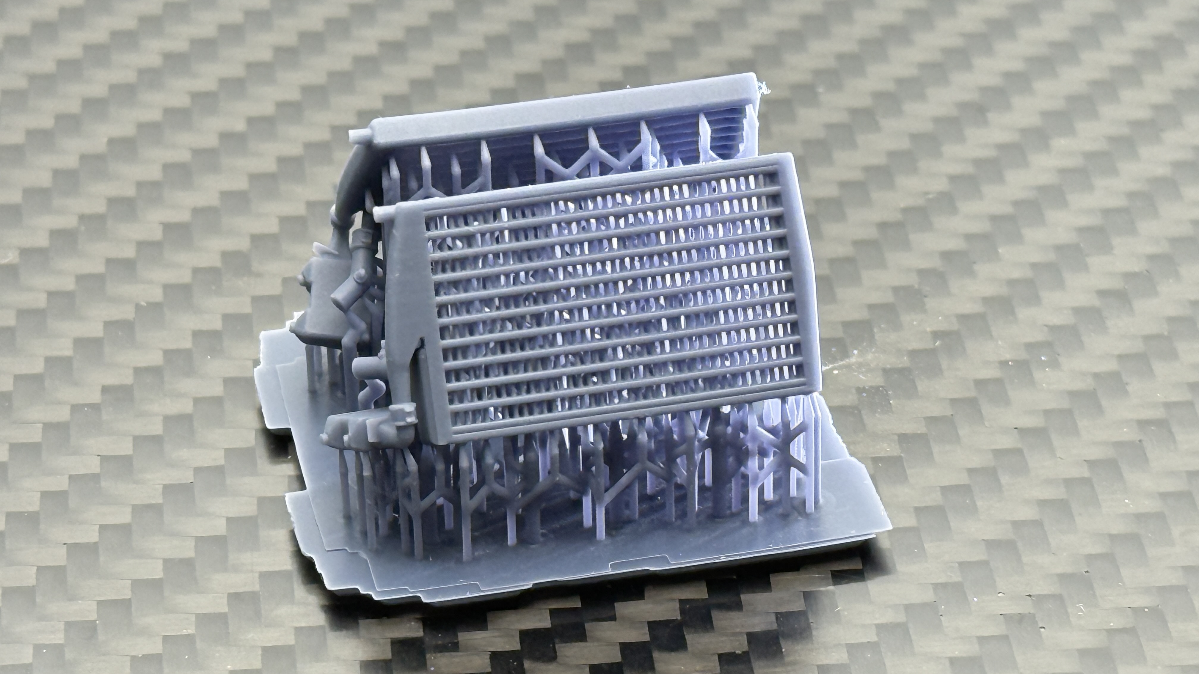 ギアボックス周辺の肉抜き等でシャープに。